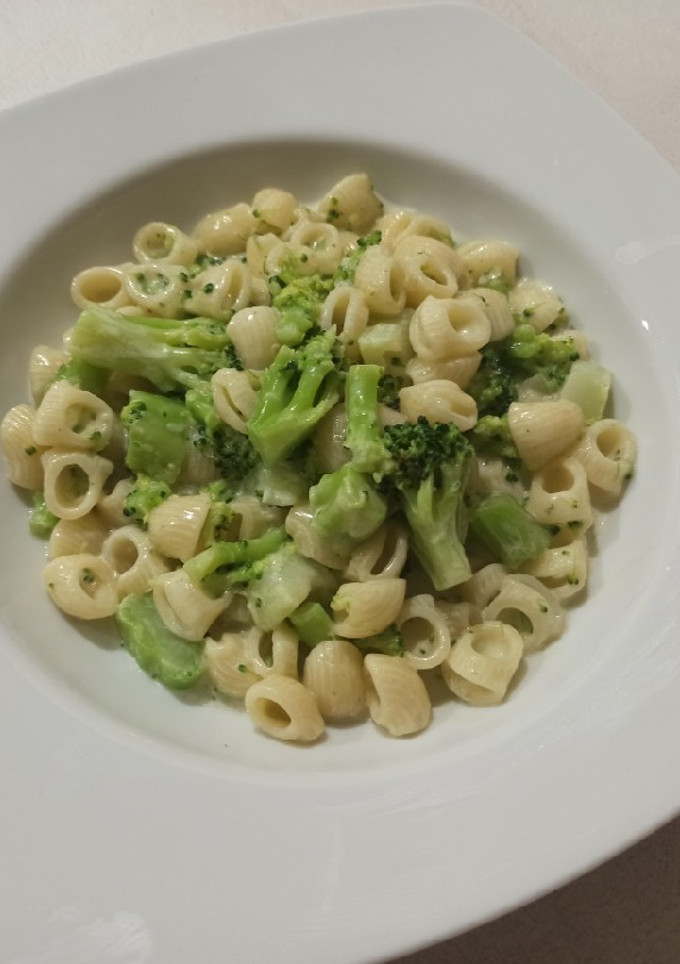 Una foto de Macarrones con brócoli y queso azul
