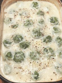 Una foto de Malfatis de acelga y ricota con salsa blanca gratinada
