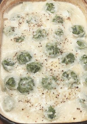 Una foto de Malfatis de acelga y ricota con salsa blanca gratinada