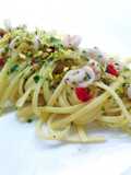 Linguine aglio, olio e peperoncino con calamari e pistacchi