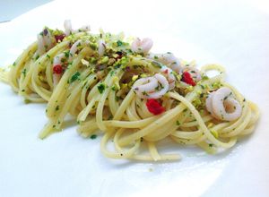 Foto di Linguine aglio, olio e peperoncino con calamari e pistacchi