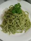 Spaghetti pesto peterseli hazelnut