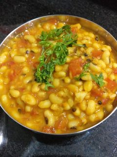 चवळी उसळ (chavli usal recipe in marathi) रेसिपी चे मुख्य फोटो 