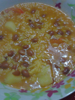 Una foto de Habichuelas pintas con arroz picantes