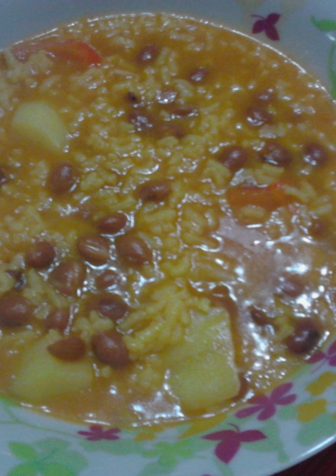 Una foto de Habichuelas pintas con arroz picantes