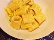 Una foto di pasta con la panna e parmigiano