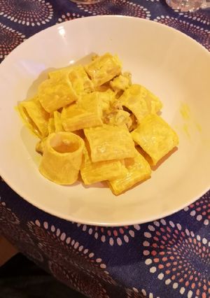 Foto di Mezzi paccheri salsiccia e zafferano