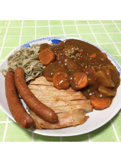 รูปของ บะหมี่งาดำซอสแกงกะหรี่หมูอบ