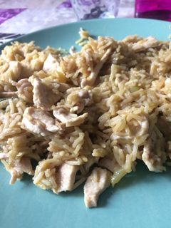 Una foto de Arroz con pollo al curry y calabacín