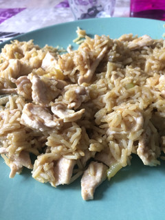 Una foto de Arroz con pollo al curry y calabacín
