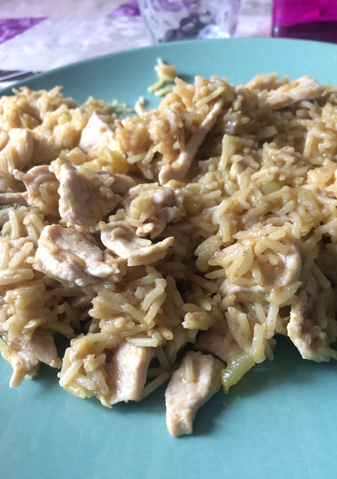 Una foto de Arroz con pollo al curry y calabacín