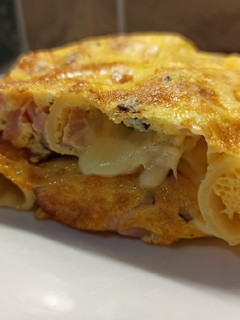 Una foto de Tortilla de fideos, jamón y queso