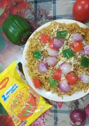 મેગી પીઝા (Maggi Pizza Recipe in Gujarati) રેસીપી મુખ્ય ફોટો