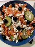Pasta di lenticchie rosse con zucchine, olive nere e formaggio alla greca