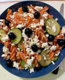 Pasta di lenticchie rosse con zucchine, olive nere e formaggio alla greca
