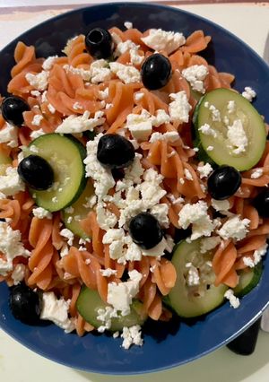Foto di Pasta di lenticchie rosse con zucchine, olive nere e formaggio alla greca