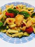 Pasta salmone affumicato, zucchine, pomodorini, limone, basilico
