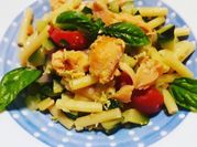 Una foto di pasta al basilico