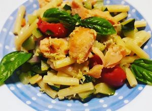 Foto di Pasta salmone affumicato, zucchine, pomodorini, limone, basilico