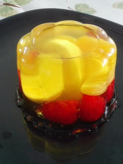 Una foto de Gelatina de piña con frutas