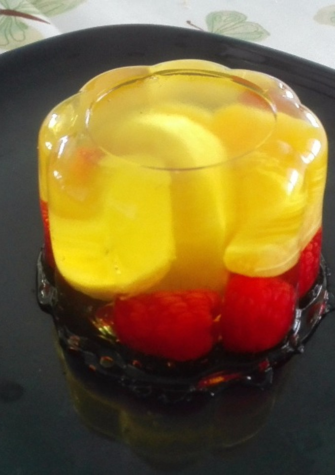 Una foto de Gelatina de piña con frutas