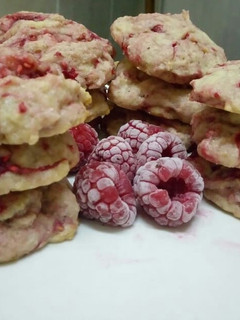 A picture of Raspberry Lemon Cookies.