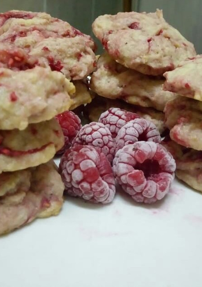 A picture of Raspberry Lemon Cookies.