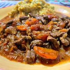 Una foto de Ragout de cuadril al malbec con crema de zanahorias y choclo
