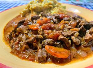 Una foto de Ragout de cuadril al malbec con crema de zanahorias y choclo