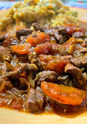Una foto de Ragout de cuadril al malbec con crema de zanahorias y choclo