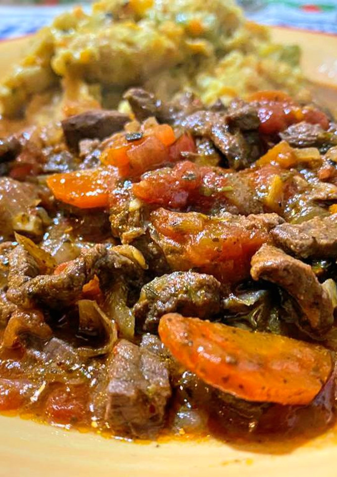 Una foto de Ragout de cuadril al malbec con crema de zanahorias y choclo