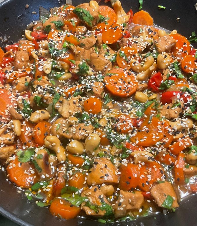 Une photo de Poulet aux noix de cajou, poivrons et carottes
