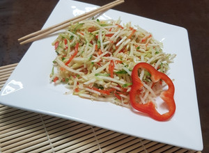 A picture of Green papaya salad Thai salad.