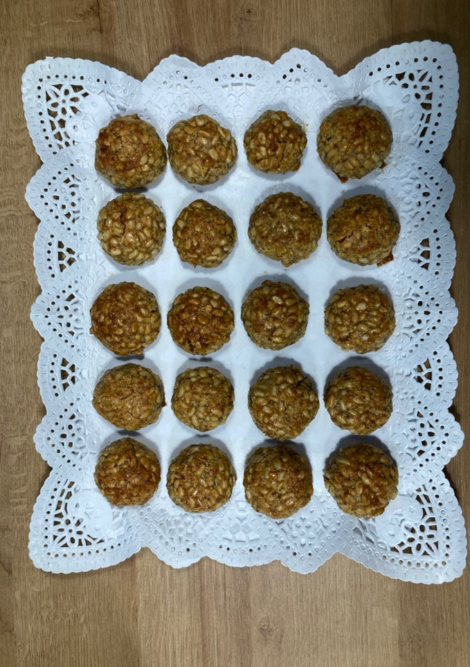 Una foto de Panellets de boniato, almendras y piñones