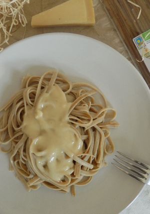 Una foto de Tallarines de trigo khorasan KAMUT® con Salsa de Queso Vegana