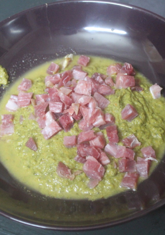 Una foto de Crema de calabacín y acelgas con jamón