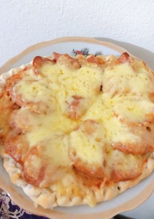 Hình của món Pizza xúc xích, phô mai 🍕.