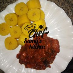 A picture of Boiled plantain and souce.