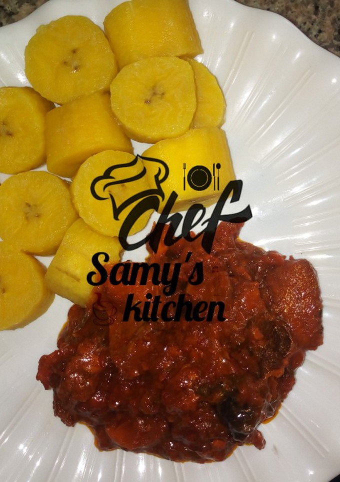 A picture of Boiled plantain and souce.