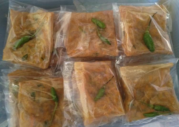 Bagaimana Menyiapkan Martabak isi sayur non MSG yang Enak