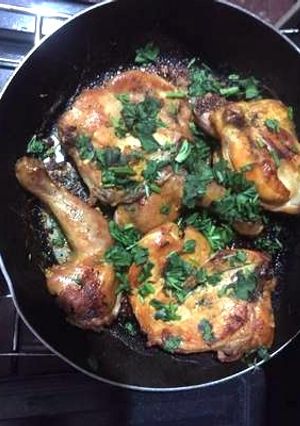 Una foto de Pollo al horno con cilantro