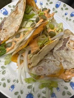 Una foto de 525. Mac Tacos = 🍔 + 🌮 (picoteo)