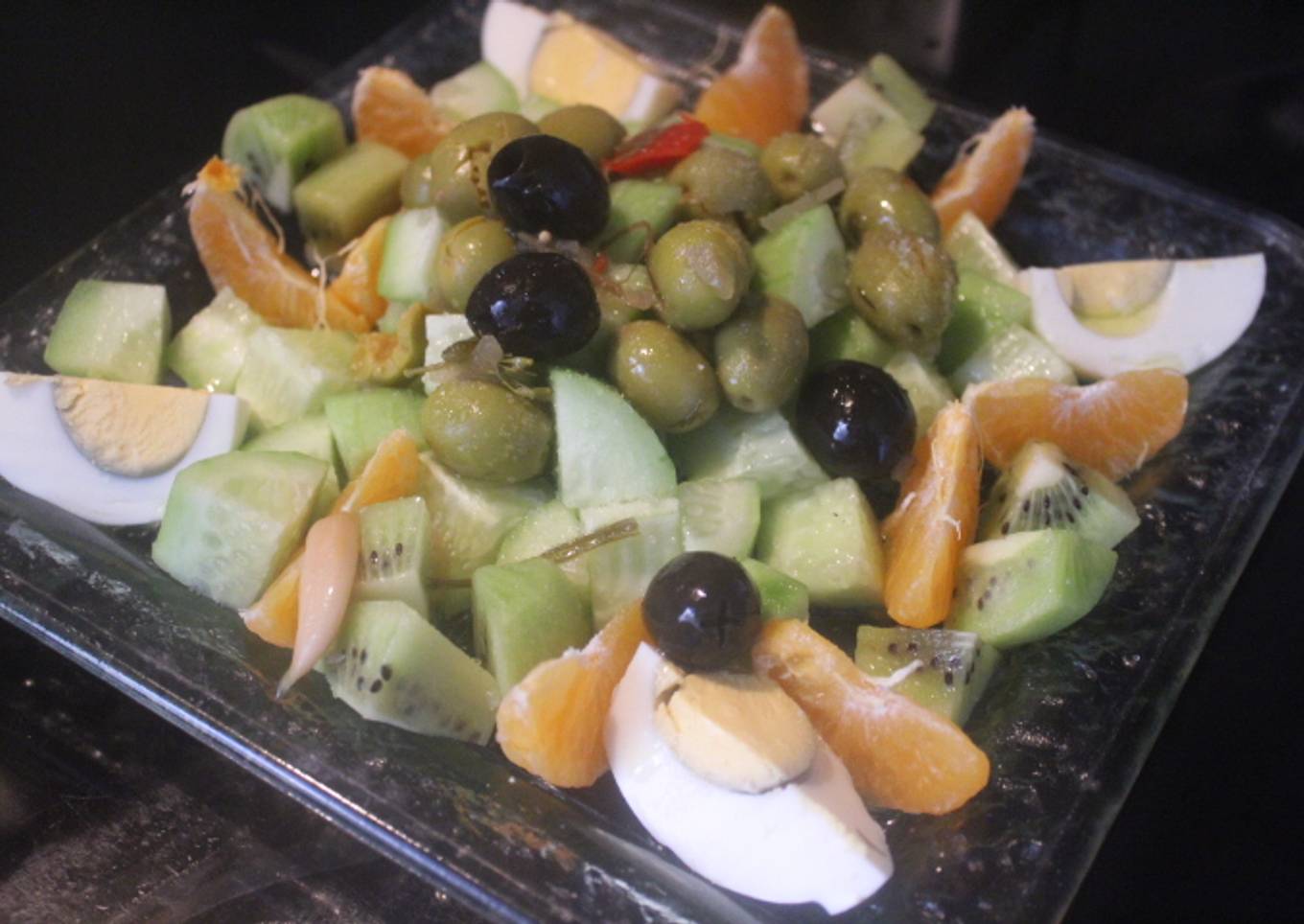 Ensalada de pepino, mandarina y huevo