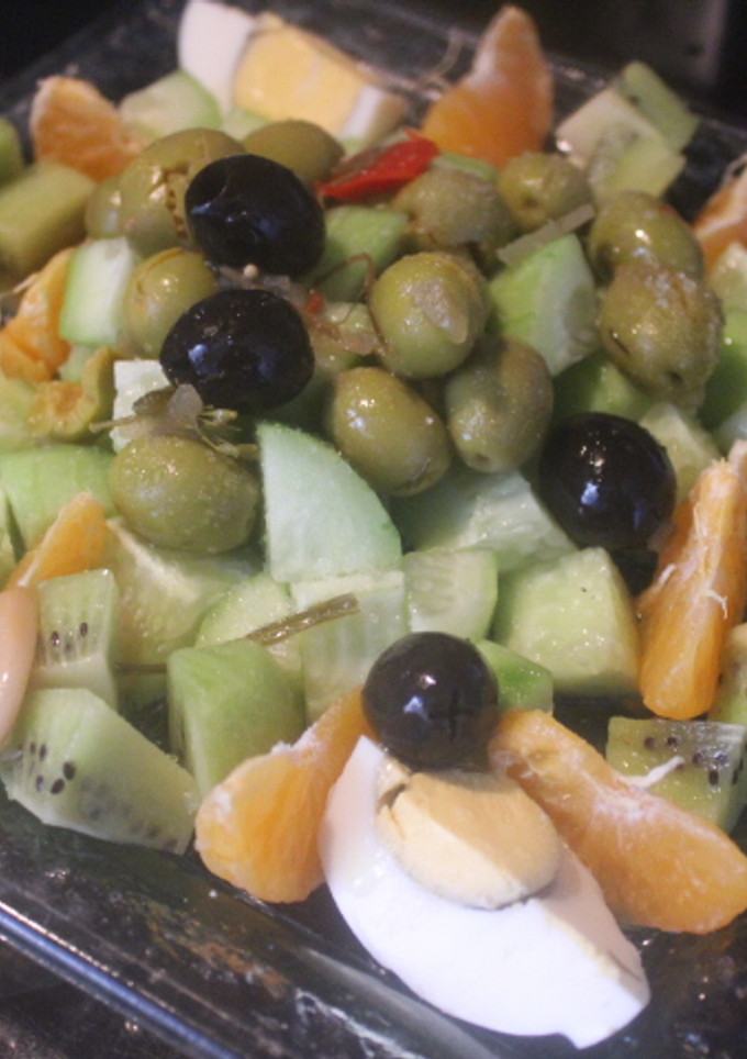 Una foto de Ensalada de pepino, mandarina y huevo