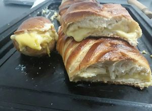 Una foto de Trenza de brioche rellena de crema pastelera😍 Un amor