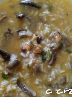 Una foto de Arroz con níscalos y mejillones