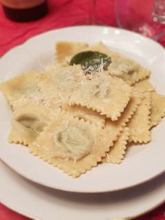 Foto di Ravioloni di magro burro e salvia