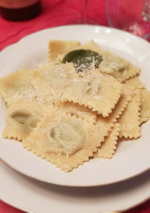 Foto di Ravioloni di magro burro e salvia