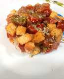 Ensalada especiada con jamón, tomate y picatostes
