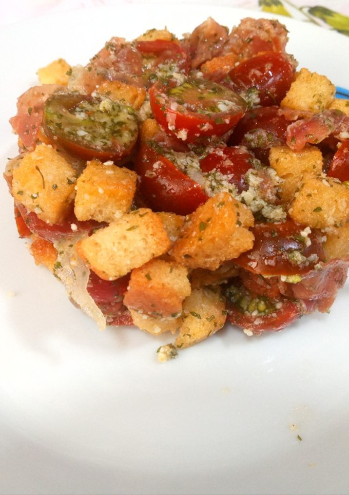 Una foto de Ensalada especiada con jamón, tomate y picatostes